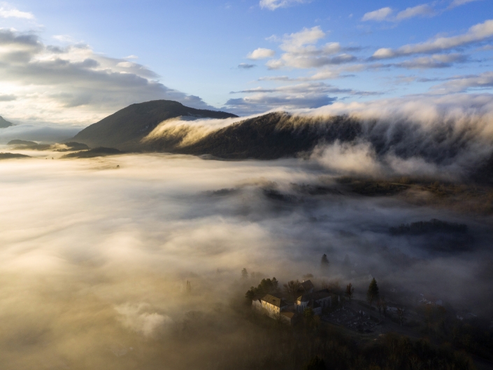 Déversoir de brume au-dessus de Conzieu dans le Bugey au lever de soleil