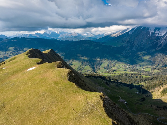 Vue de la montagne de Sulens par drone en Haute-Savoie