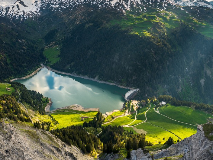 Vue sur le lac de Saint-Guérin depuis le Mont des Acrays dans le Beaufortain