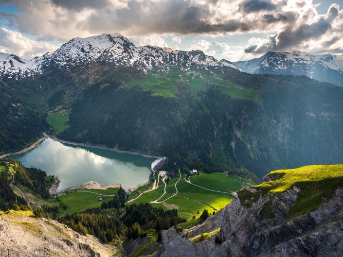 Vue sur le lac de Saint-Guérin depuis le Mont des Acrays dans le Beaufortain