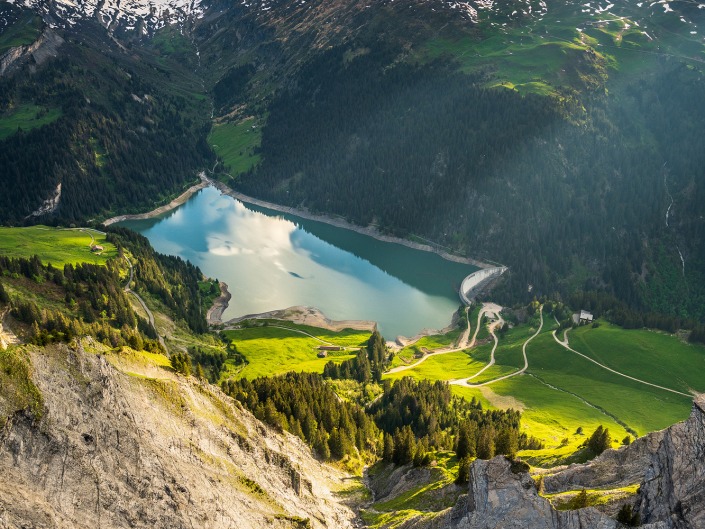 Vue sur le lac de Saint-Guérin depuis le Mont des Acrays dans le Beaufortain