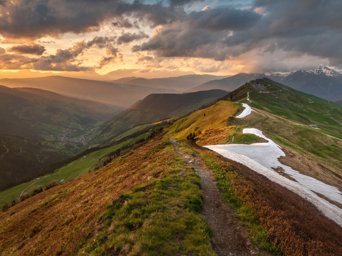 Crête du Mont des Acrays, au coucher de soleil, dans le Beaufortain