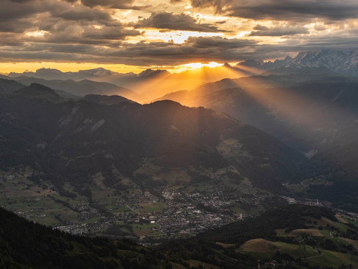 Lever de soleil sous la Dent de Cons (Bauges)