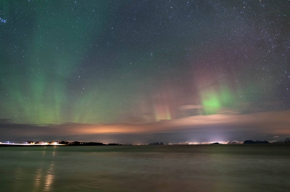 Aurore boréale depuis la plage de Bøsanden sur l'ile d'Engeløya