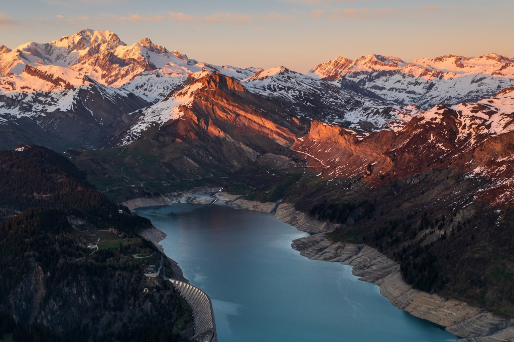 Depuis la Roche Parstire, vue sur le barrage de Roselend et le Mont Blanc au coucher de soleil