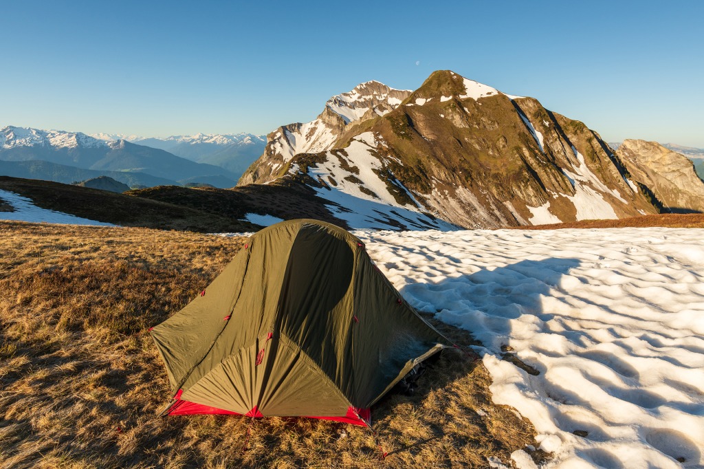 Bivouac sous la pointe de Mandallaz dans le massif des Aravis en Haute-Savoie