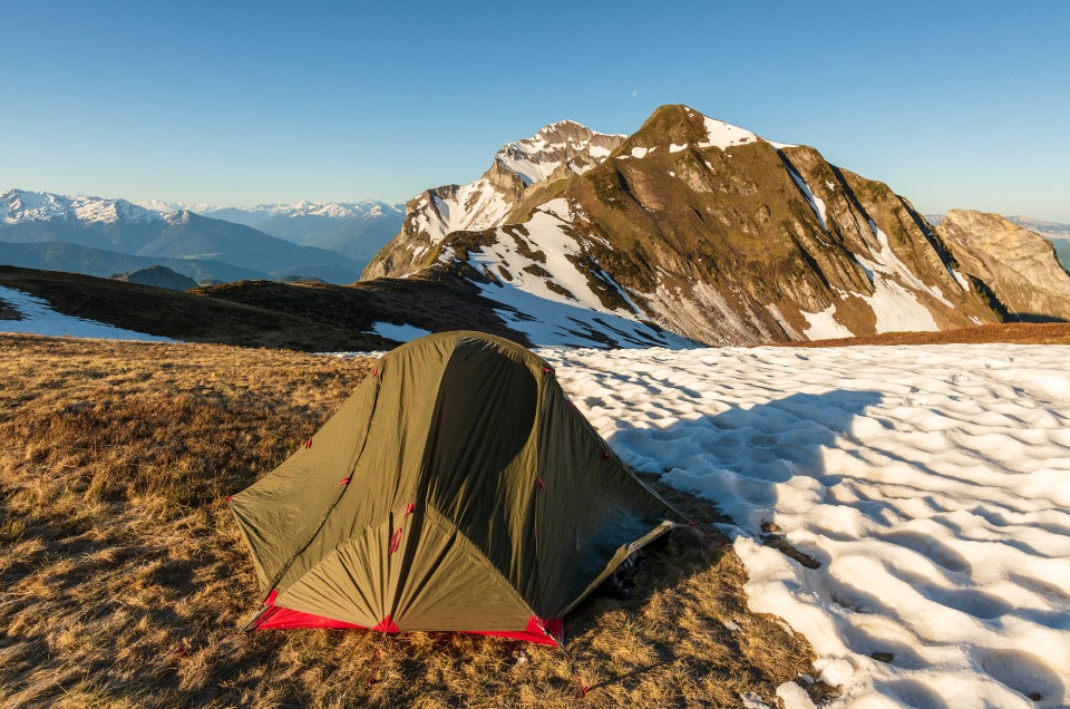 Bivouac sous la pointe de Mandallaz dans le massif des Aravis en Haute-Savoie