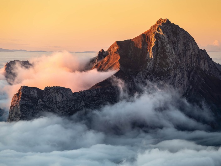 Vue depuis la Pointe des Arlicots dans les Bauges en Savoie - Coucher de soleil sur le Trélod