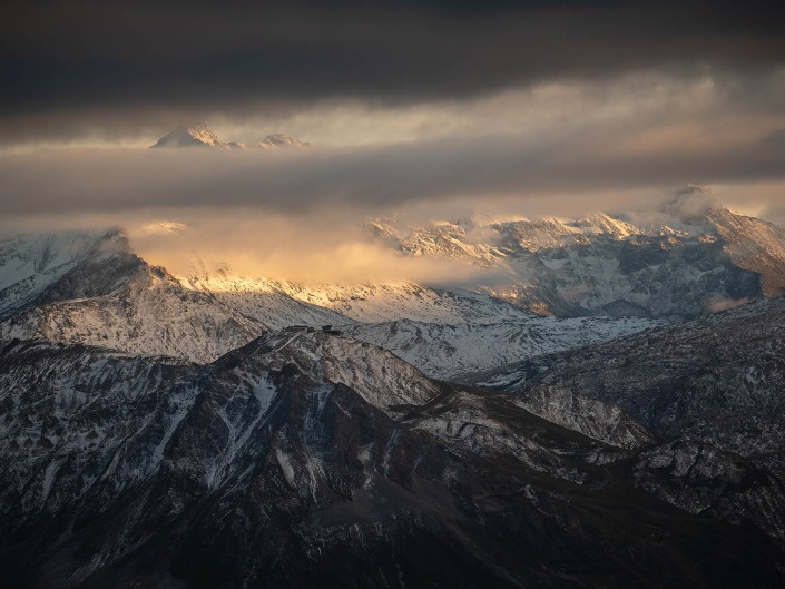 Massif de la Vanoise dans la brume au coucher de soleil
