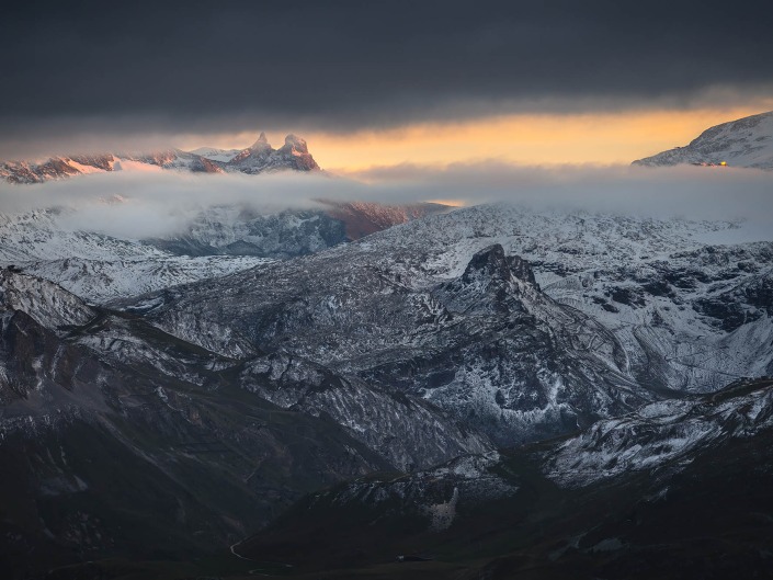 Massif de la Vanoise dans la brume au coucher de soleil