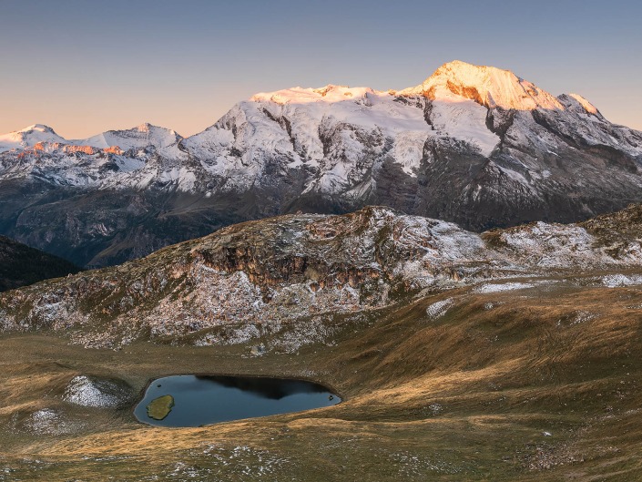 Lever de soleil au-dessus du lac du clou, face au mont pourri en savoie