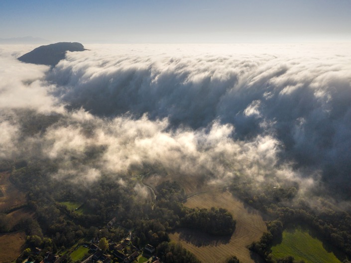 Farou (cascade de nuages) au-dessus de Conzieu dans le Bugey