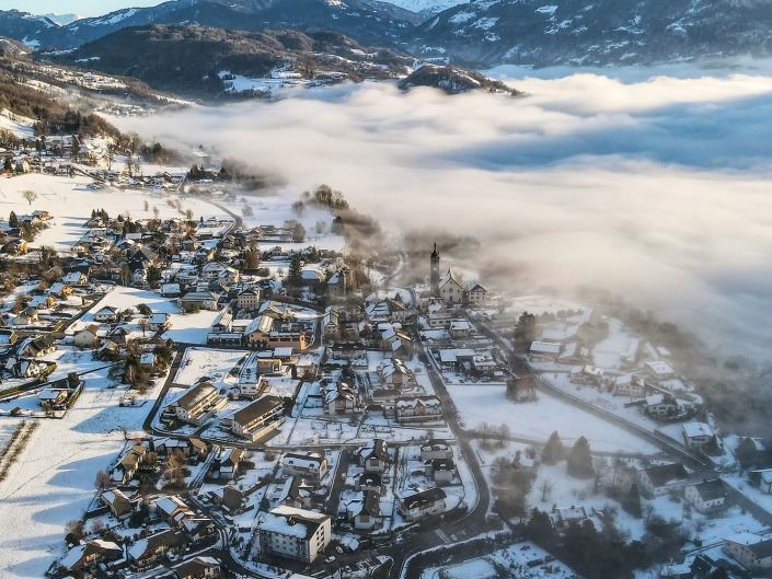 Mer de nuages sur la commune de Mercury vu par drone
