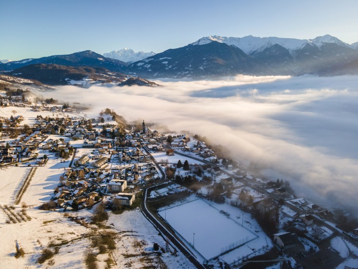 Mer de nuages sur la commune de Mercury vu par drone