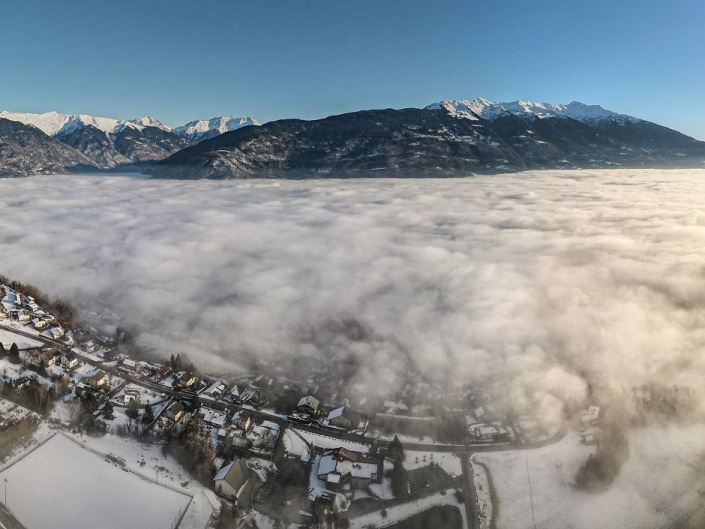 Mer de nuages sur la commune de Mercury vu par drone