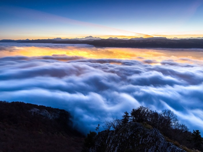 Mer de nuages depuis la Dent du Chat en Savoie