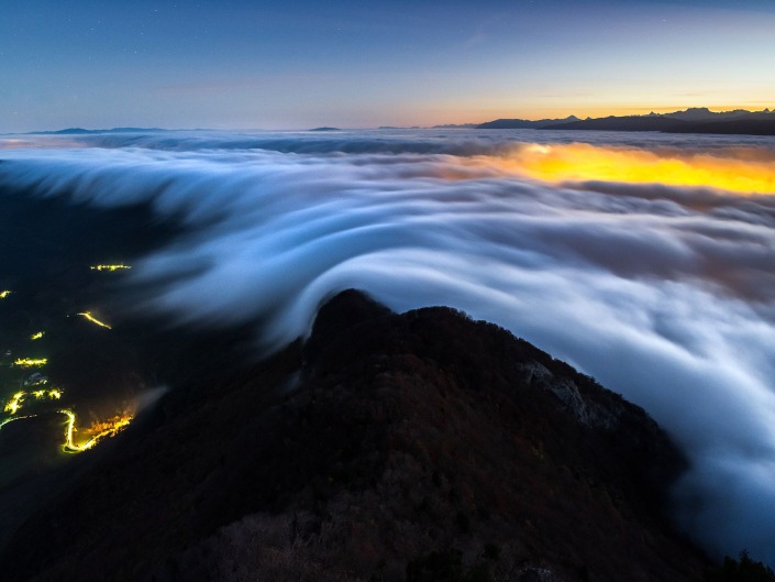 Mer de nuages depuis la Dent du Chat en Savoie