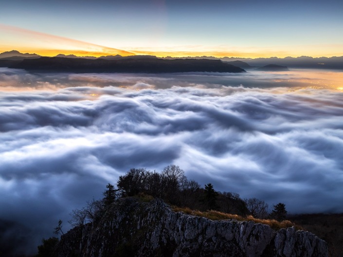 Mer de nuages depuis la Dent du Chat en Savoie