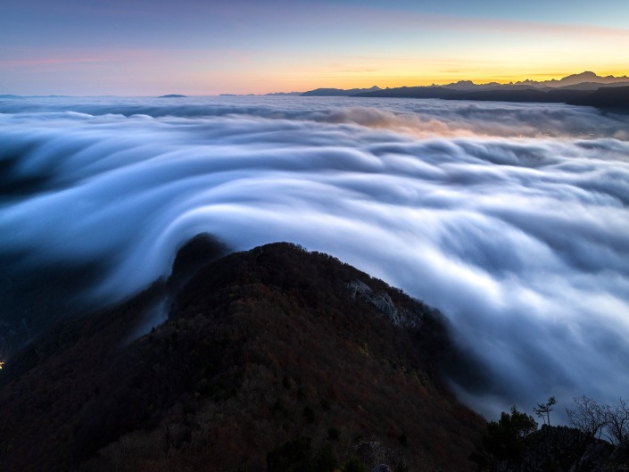 Mer de nuages depuis la Dent du Chat en Savoie