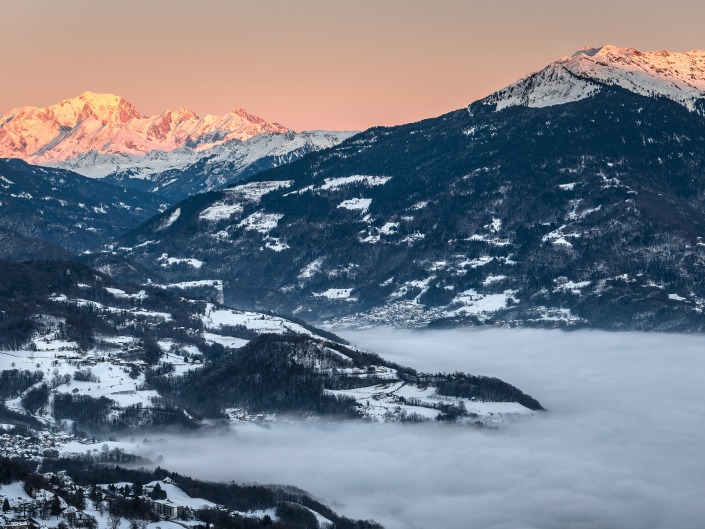 Coucher de soleil depuis le fort de Tamié, face au Mont Blanc, avec une mer de nuages