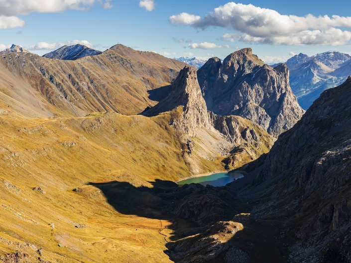 Vue sur le Grand Lac et les arêtes de la Bruyère depuis le Col de la Ponsonnière