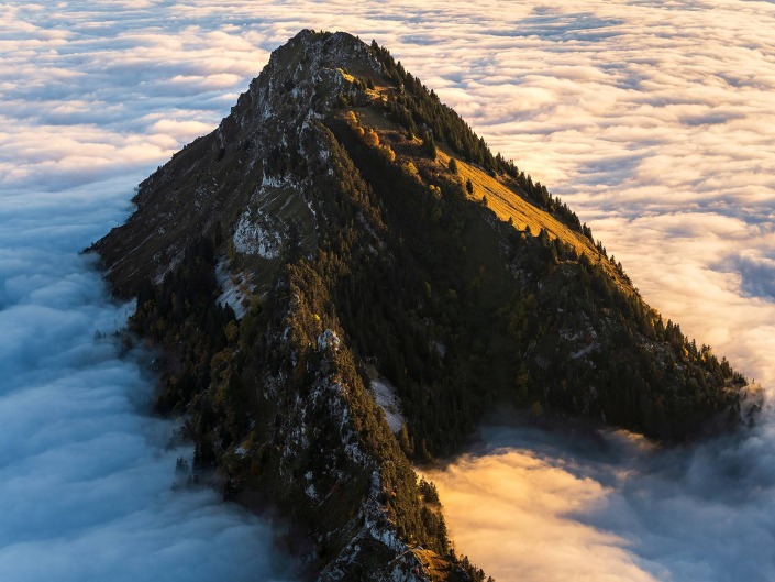 Mer de nuages depuis le Mont Colombier dans les Bauges en Savoie