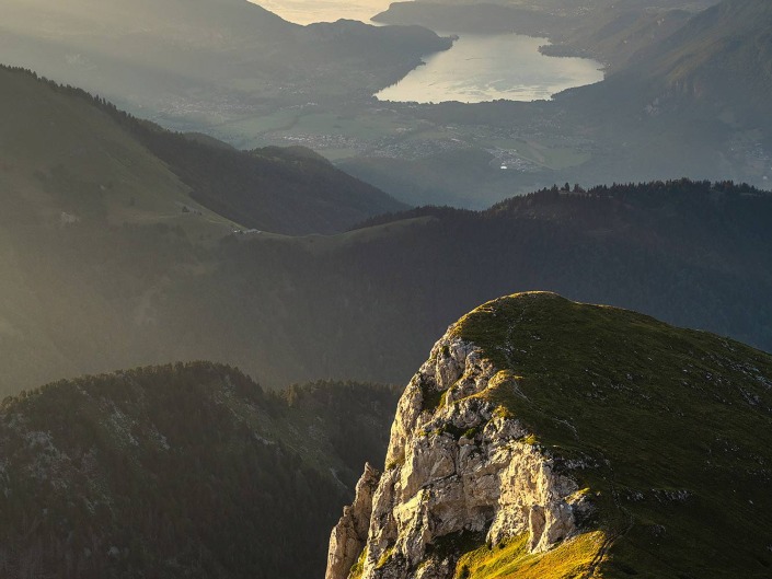 Depuis la Pointe de la Sambuy : Vue sur le lac d'Annecy au coucher de soleil
