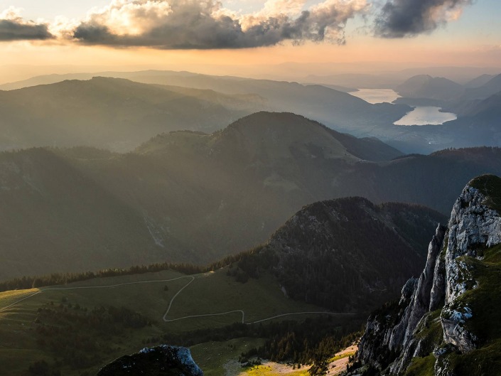 Depuis la Pointe de la Sambuy : Vue sur le lac d'Annecy au coucher de soleil