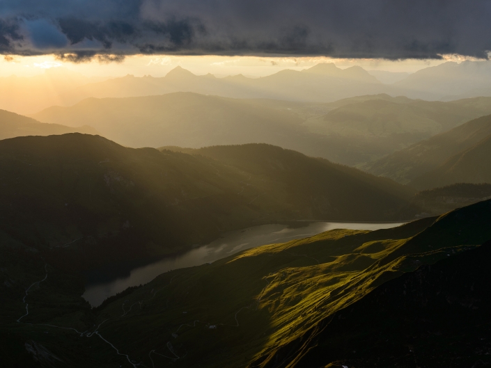 Rayons rasants du coucher de soleil au-dessus du barrage de Roselend