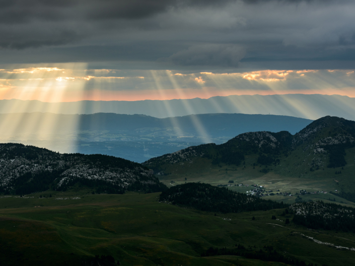 Percée de lumière à l'horizon, depuis la Combe Sauvage (Bornes)
