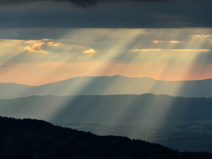 Percée de lumière à l'horizon, depuis la Combe Sauvage (Bornes)