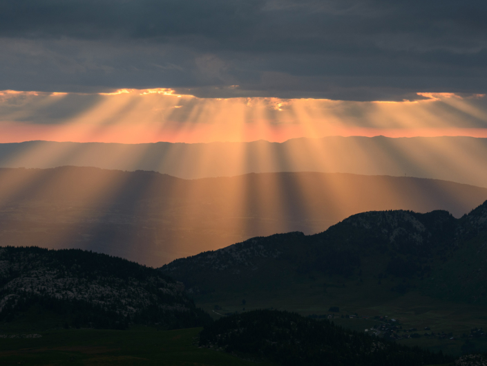 Percée de lumière à l'horizon, depuis la Combe Sauvage (Bornes)