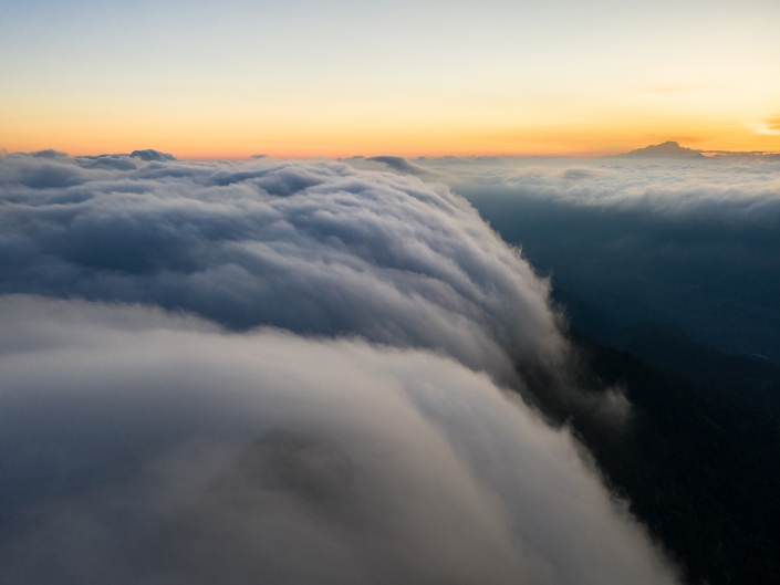 Mer de nuages en chartreuse au lever du jour