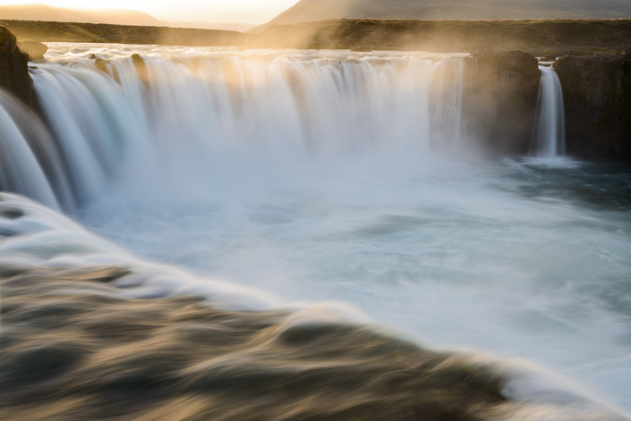 Cascade de Godafoss en Islande au coucher de soleil