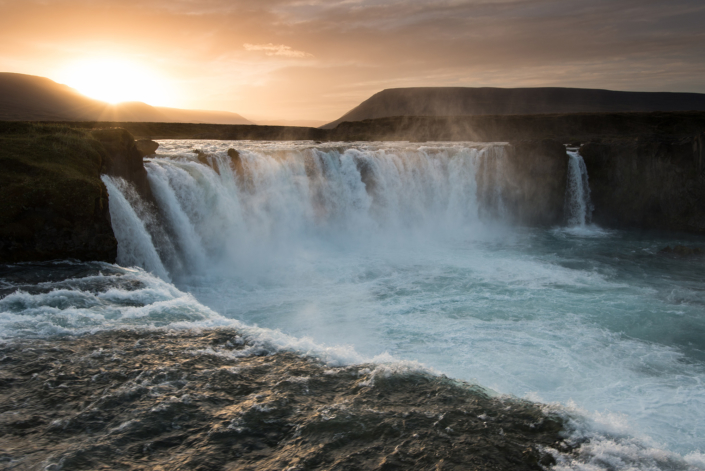 Cascade de Godafoss en Islande au coucher de soleil