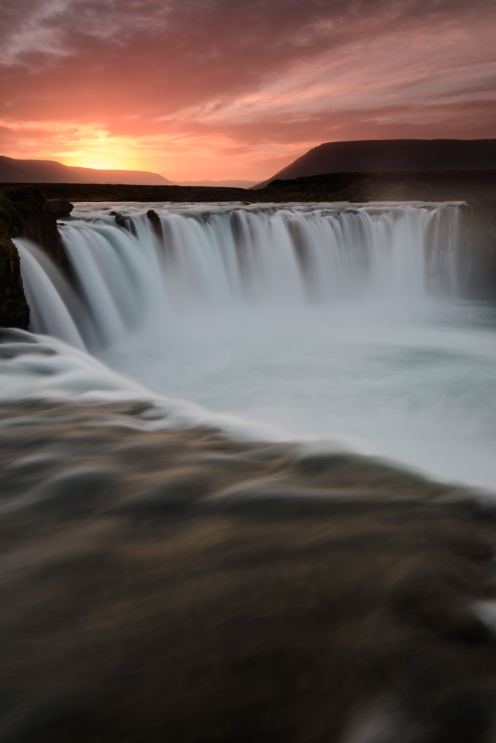 Cascade de Godafoss en Islande au coucher de soleil