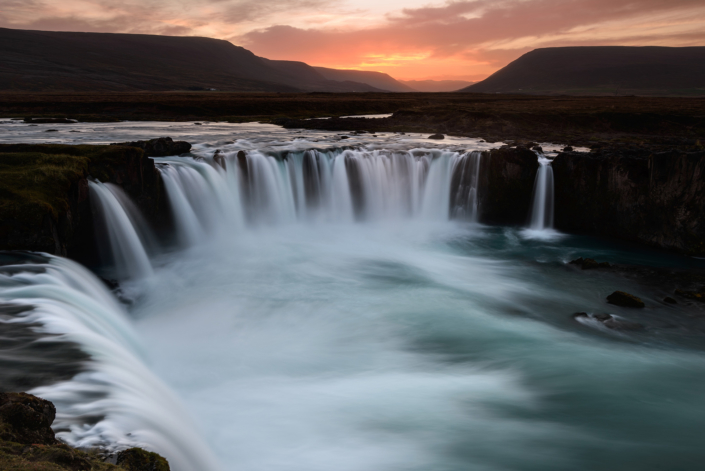 Cascade de Godafoss en Islande au coucher de soleil