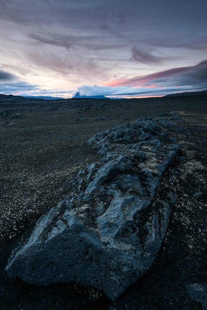 Le long d'une piste islandaise au coucher de soleil