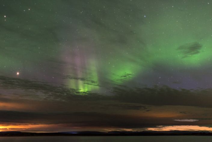 Aurores boréales au-dessus du lac myvatn en islande