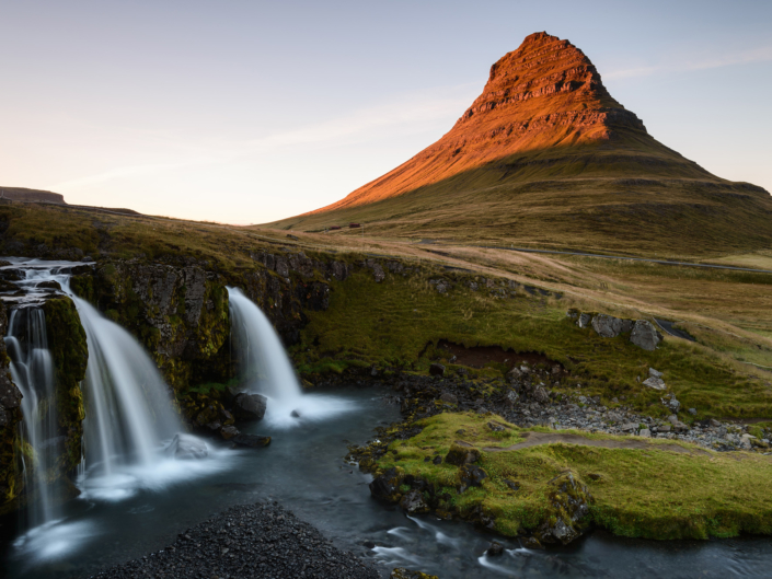 Kirkjufell en Islande au coucher de soleil