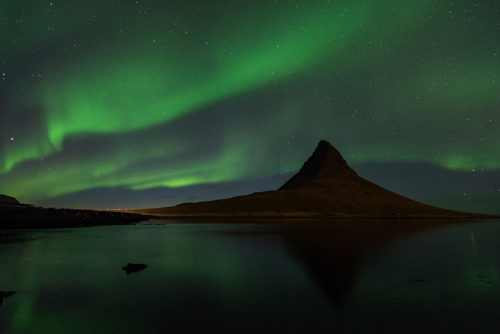 Kirkjufell sous les aurores boréales en Islande