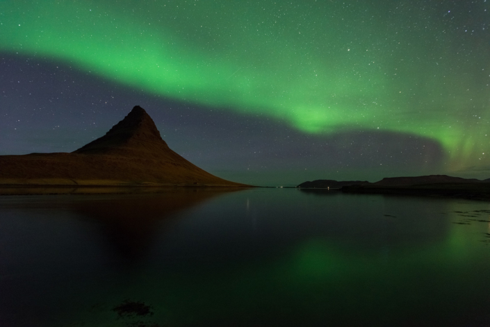 Kirkjufell sous les aurores boréales en Islande