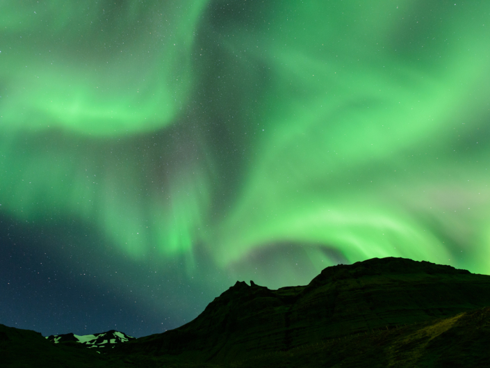 Kirkjufell sous les aurores boréales en Islande