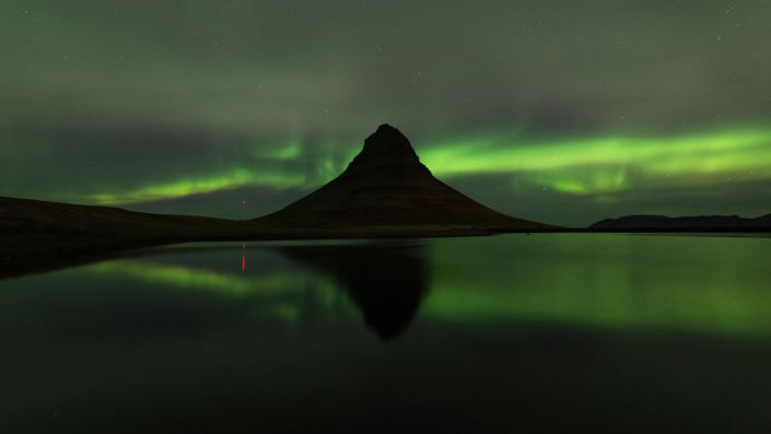 Kirkjufell sous les aurores boréales en Islande