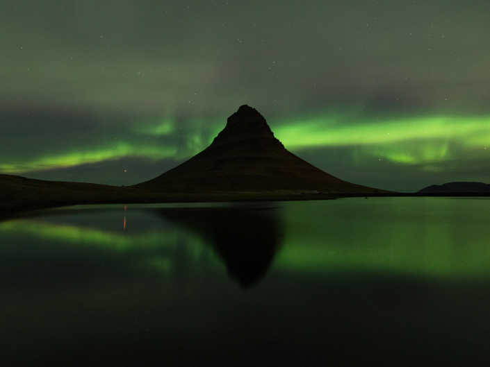 Kirkjufell sous les aurores boréales en Islande