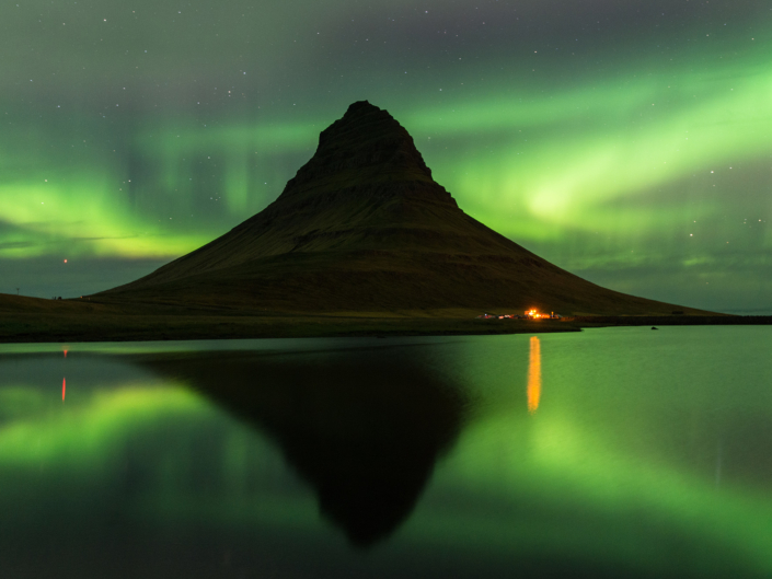 Kirkjufell sous les aurores boréales en Islande